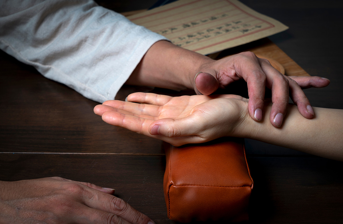 Traditional Chinese Medicine is diagnosing women's pulse